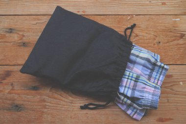 Erkek boxer şort ahşap arka plan üzerinde