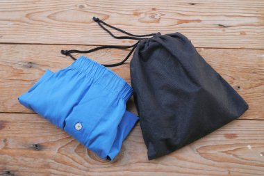 Erkek boxer şort ahşap arka plan üzerinde