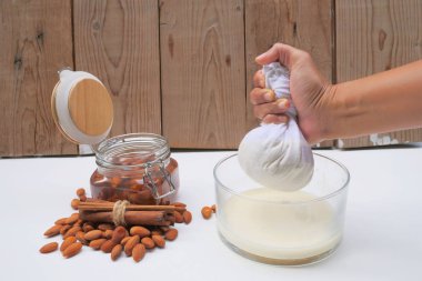 Badem badem sütü yapmak için bir kapta ıslatın.