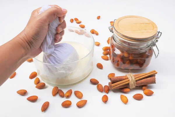 Rendam Kacang Almond Dalam Mangkuk Untuk Membuat Susu Almond — Stok Foto