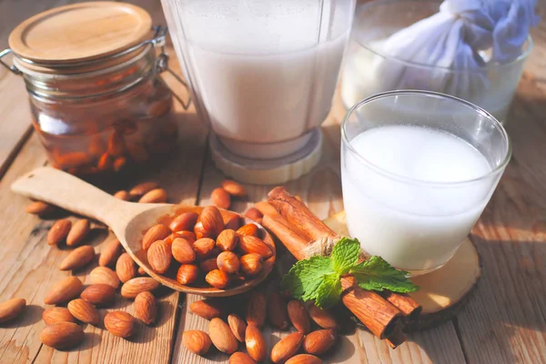 Rendam Kacang Almond Dalam Mangkuk Untuk Membuat Susu Almond — Stok Foto