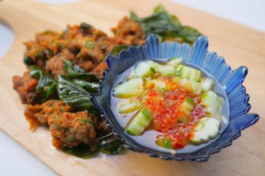 Kızarmış balık-hamur topları, hizmet taze vetgetable ve sos ile