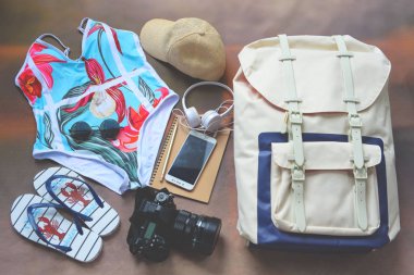 Bagaj giyim ve aksesuarları, ambalaj ve bırakmak, seyahat ve tatil kavramı hazırlanıyor