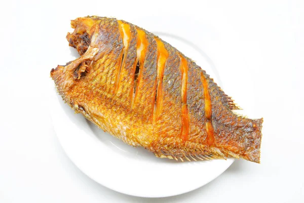 Plaka Üzerinde Kızarmış Fried Tilapia Balık — Stok fotoğraf
