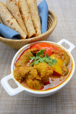 Hint baharatlı patates köri veya aloo masala roti veya Çapati ile servis