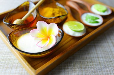 Zerdeçal tozu yoğurt ve cilt sağlığı için bal ile yüz maskesi.