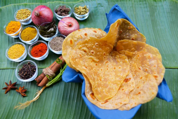 Kari Kentang Pedas India Atau Masala Aloo Disajikan Dengan Roti — Stok Foto