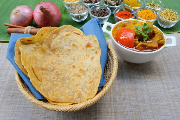Hint Baharatlı Patates Köri Veya Aloo Masala Roti Veya Çapati — Stok fotoğraf