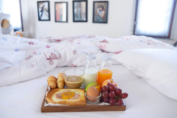 Śniadanie Łóżku Kawy Croissantów Okno Światło — Zdjęcie stockowe