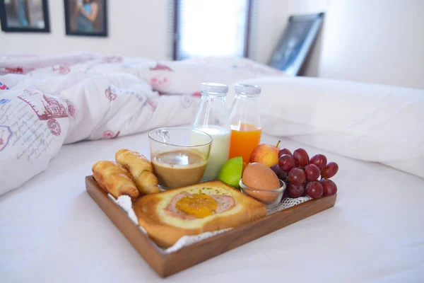 Frühstück Auf Dem Bett Mit Kaffee Croissants Fensterlicht — Stockfoto