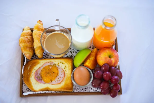 Desayuno Cama Con Café Croissants Ventana Luz — Foto de Stock