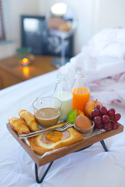 Colazione Sul Letto Con Caffè Cornetti Luce Della Finestra — Foto Stock