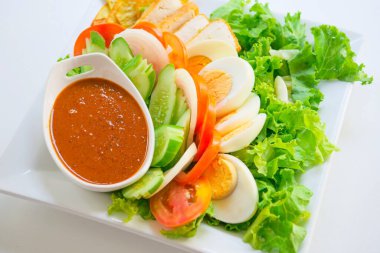 Müslüman salatası ve kavrulmuş fıstıktan yapılmış salata sosu.