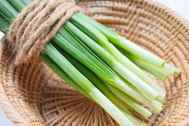 Taze sağlıklı organik yeşil sebze sarımsak soğanı., 
