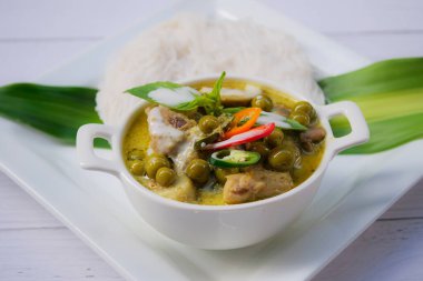 Tavuk ve pirinç erişteli yeşil köri.