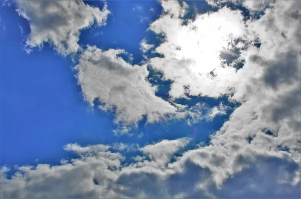 Piękne Jasne Błękitne Niebo Tło Chmurami — Zdjęcie stockowe