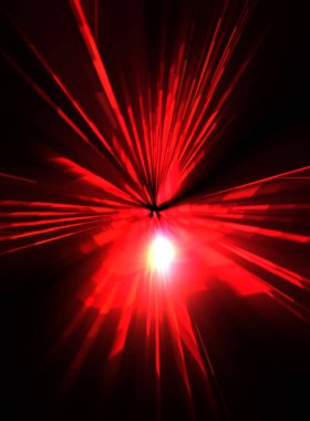 Fütürist mercek patlaması. Parlayan parçacıkları ve çizgileri olan ışık patlaması yıldızı. Güzel soyut ışın arkaplanı.