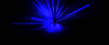 Fütürist mercek patlaması. Parlayan parçacıkları ve çizgileri olan ışık patlaması yıldızı. Güzel soyut ışın arkaplanı.