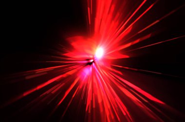 Fütürist mercek patlaması. Parlayan parçacıkları ve çizgileri olan ışık patlaması yıldızı. Güzel soyut ışın arkaplanı.