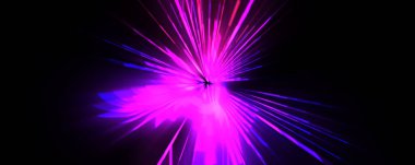 Fütürist mercek patlaması. Parlayan parçacıkları ve çizgileri olan ışık patlaması yıldızı. Güzel soyut ışın arkaplanı.