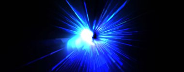 Fütürist mercek patlaması. Parlayan parçacıkları ve çizgileri olan ışık patlaması yıldızı. Güzel soyut ışın arkaplanı.