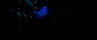 Işık parçacık izleri. Parlayan parçacıkları ve çizgileri olan ışık patlaması yıldızı. Güzel hareketli soyut ışın arkaplanı.