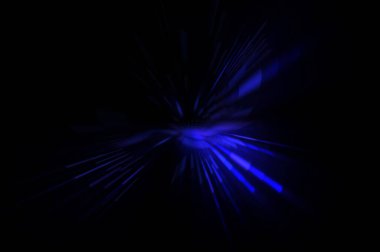 Fütürist mercek patlaması. Parlayan parçacıkları ve çizgileri olan ışık patlaması yıldızı. Güzel soyut ışın arkaplanı.