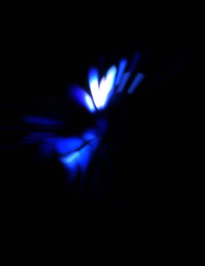 Işık parçacık izleri. Parlayan parçacıkları ve çizgileri olan ışık patlaması yıldızı. Güzel hareketli soyut ışın arkaplanı.