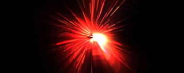 Fütürist mercek patlaması. Parlayan parçacıkları ve çizgileri olan ışık patlaması yıldızı. Güzel soyut ışın arkaplanı.