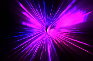 Fütürist mercek patlaması. Parlayan parçacıkları ve çizgileri olan ışık patlaması yıldızı. Güzel soyut ışın arkaplanı.