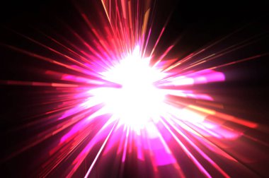 Fütürist mercek patlaması. Parlayan parçacıkları ve çizgileri olan ışık patlaması yıldızı. Güzel soyut ışın arkaplanı.