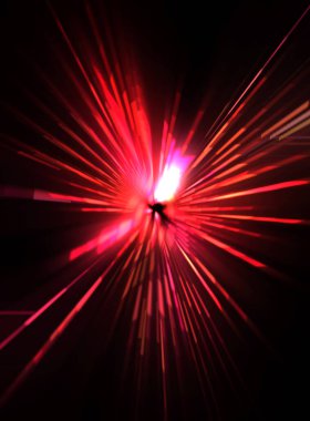 Fütürist mercek patlaması. Parlayan parçacıkları ve çizgileri olan ışık patlaması yıldızı. Güzel soyut ışın arkaplanı.