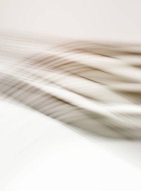 Soyut, enerjik bir arkaplan. Renkli, dalgalı duvar kâğıdı. Grafik çizimi. Üst üste gelen yumuşak dalgalı çizgiler.