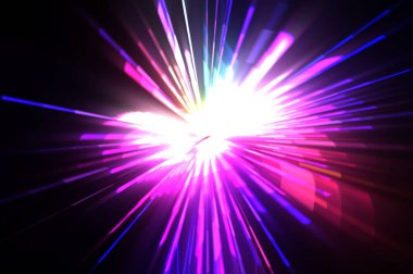 Fütürist mercek patlaması. Parlayan parçacıkları ve çizgileri olan ışık patlaması yıldızı. Güzel soyut ışın arkaplanı.