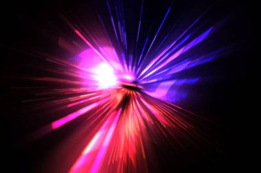 Fütürist mercek patlaması. Parlayan parçacıkları ve çizgileri olan ışık patlaması yıldızı. Güzel soyut ışın arkaplanı.