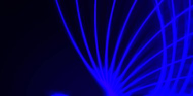 Işık dalgalarının neon renkli soyut tasarımı. Dijital arka plan ve neon ışığı parlama efekti. Parlak ışınlar duvar kağıdı.