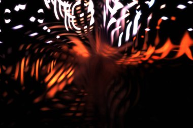 Işık parçacık izleri. Parlayan parçacıkları ve çizgileri olan ışık patlaması yıldızı. Güzel hareketli soyut ışın arkaplanı.