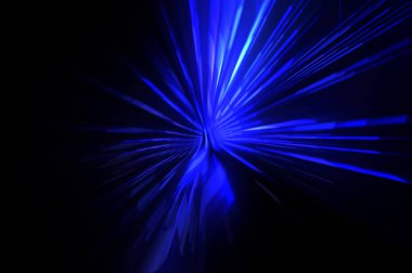 Fütürist mercek patlaması. Parlayan parçacıkları ve çizgileri olan ışık patlaması yıldızı. Güzel soyut ışın arkaplanı.