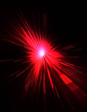 Fütürist mercek patlaması. Parlayan parçacıkları ve çizgileri olan ışık patlaması yıldızı. Güzel soyut ışın arkaplanı.