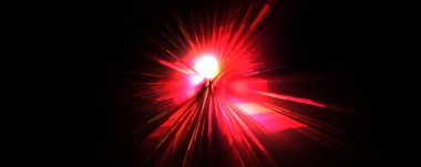 Fütürist mercek patlaması. Parlayan parçacıkları ve çizgileri olan ışık patlaması yıldızı. Güzel soyut ışın arkaplanı.