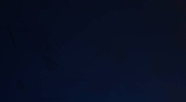 Fırça darbesi ile boyanmış. Sanatsal canlılık ve renkli duvar kâğıdı. Kaotik resim. Taranmış Boyalı Soyut Arkaplan. 