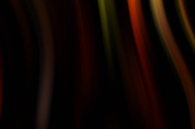 Siyah arka planda renkli düz çizgiler. Sıvı ve sıvı renkli dalgalar karanlıkta akıyor. Duvar kağıdı, afiş, arkaplan, kart, kitap, kapak, poster, afiş, broşür