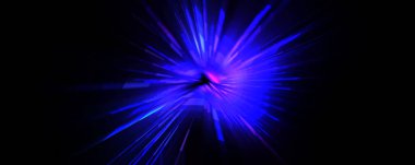 Fütürist mercek patlaması. Parlayan parçacıkları ve çizgileri olan ışık patlaması yıldızı. Güzel soyut ışın arkaplanı.