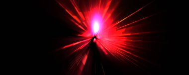 Fütürist mercek patlaması. Parlayan parçacıkları ve çizgileri olan ışık patlaması yıldızı. Güzel soyut ışın arkaplanı.