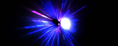 Fütürist mercek patlaması. Parlayan parçacıkları ve çizgileri olan ışık patlaması yıldızı. Güzel soyut ışın arkaplanı.