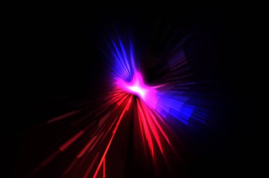 Fütürist mercek patlaması. Parlayan parçacıkları ve çizgileri olan ışık patlaması yıldızı. Güzel soyut ışın arkaplanı.