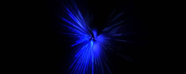 Fütürist mercek patlaması. Parlayan parçacıkları ve çizgileri olan ışık patlaması yıldızı. Güzel soyut ışın arkaplanı.