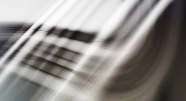 Soyut, enerjik bir arkaplan. Renkli, dalgalı duvar kâğıdı. Grafik çizimi. Üst üste gelen yumuşak dalgalı çizgiler.