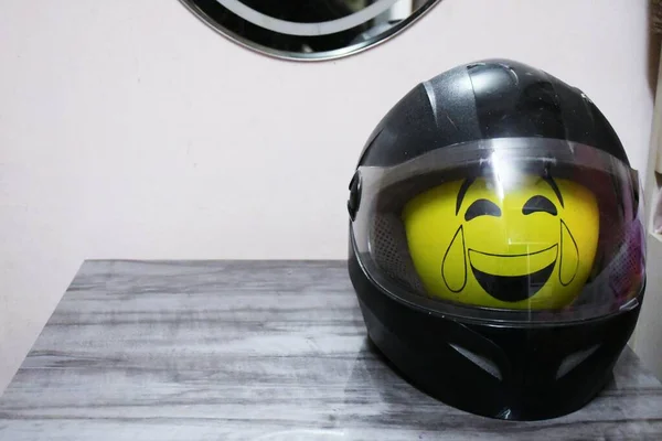 Безпечний Чорний Колір Шолома Emoji Balloon Шоломі Його Сіно Безпеки — стокове фото