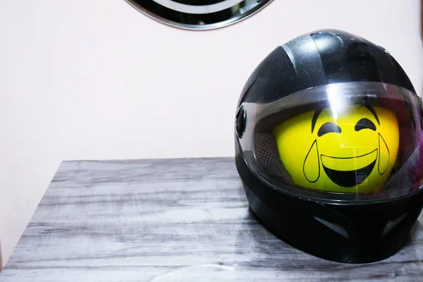 Безпечний Чорний Колір Шолома Emoji Balloon Шоломі Його Сіно Безпеки — стокове фото